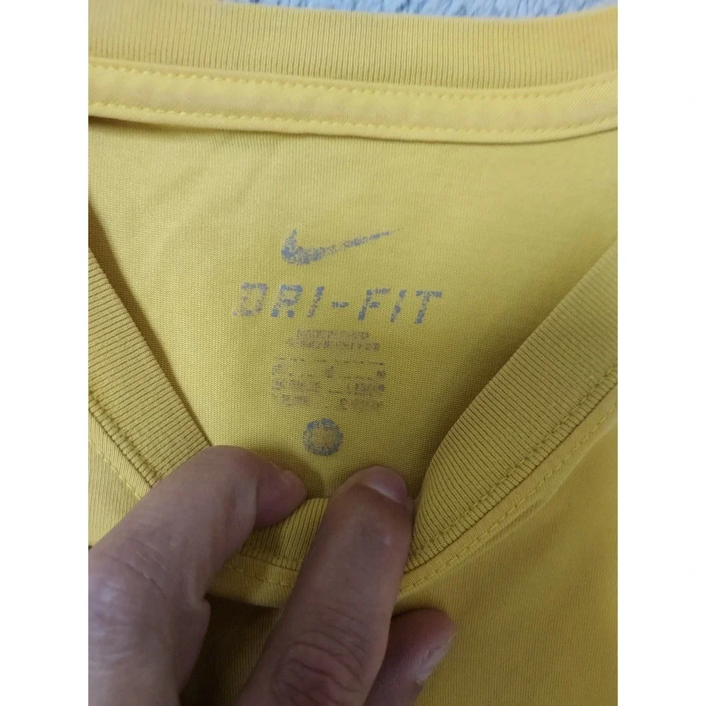 Kobe Bryant Shirt Mens Large Los Angelese Lakers Graphic Tee Yellow NBA FLAWS
